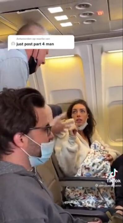 Mujer amanta a un gato en pleno vuelo