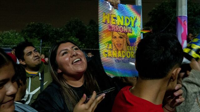 Decenas de fanáticos acudieron a la locación de La Casa de los Famosos para expresar su apoyo y posteriormente celebrar el triunfo de Wendy Guevara