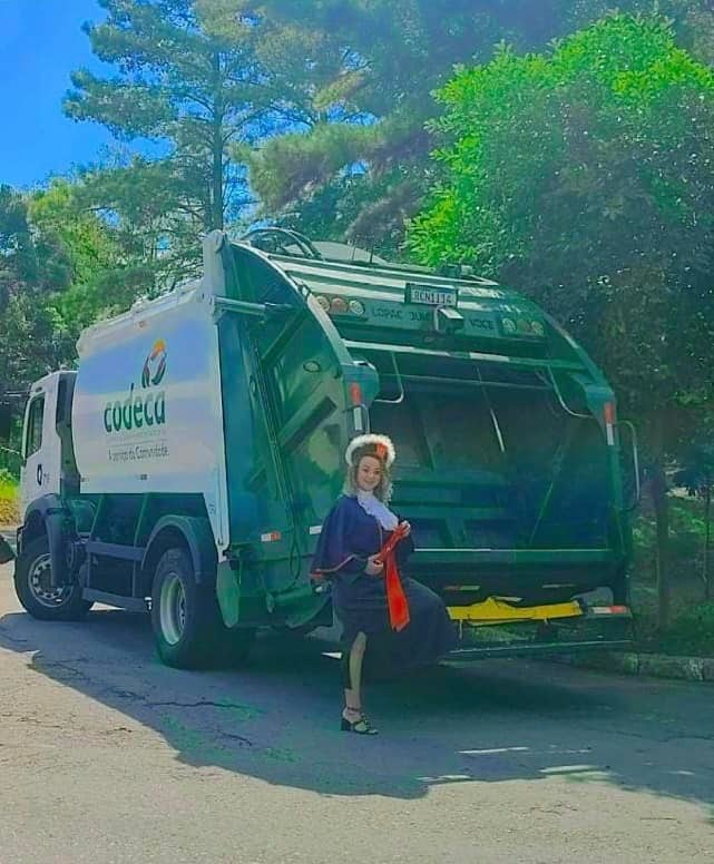 Recolectora de basura graduada como abogada tomándose fotos en camión donde trabajaba