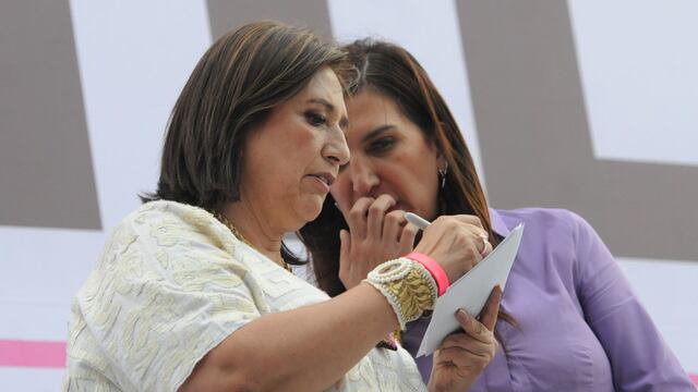 Kenia López Rabadán, integrante del equipo de campaña de Xóchitl Gálvez, revisa las tarjetas de los temas que hablará la candidata presidencial durante un evento