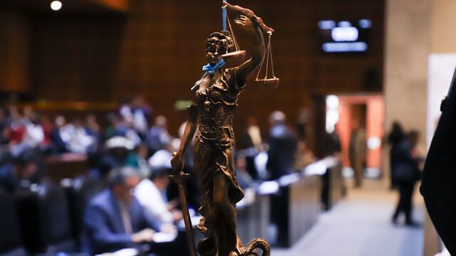 El diputado priísta, Eduardo Zarzosa, mostró en tribuna la estatua de la Justicia, amarrada con un lazo