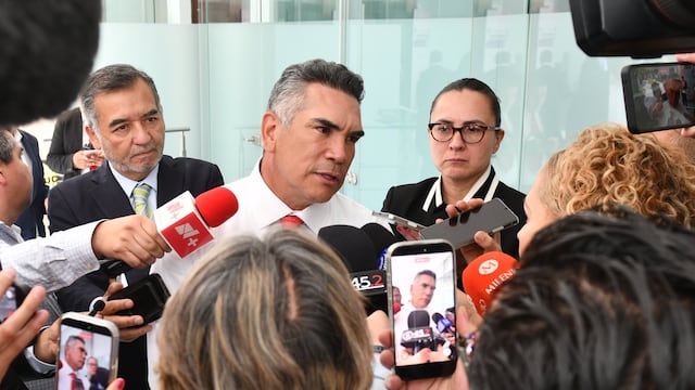 Alejandro Moreno cierra filas con Maru Campos