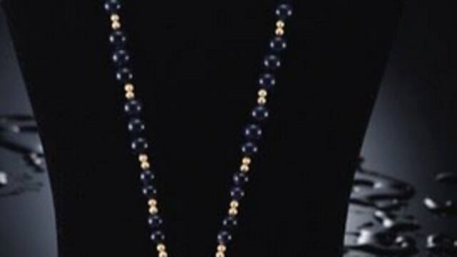 Las piedras preciosas como los zafiros, rubíes, perlas y esmeraldas, debieran ser las más apropiadas para complementar los vestidos para fiestas de gala.