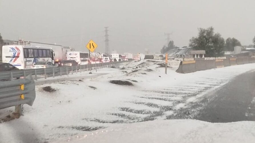 Granizada en Tecámac colapsa la autopista México-Pachuca
