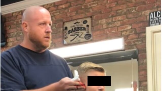 Peluquero le juega una broma a un niño