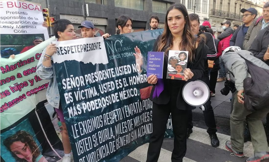 Feministas portestan en Palacio Nacional