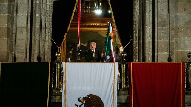 El presidente Andrés Manuel López Obrador en compañía de Beatriz Gutiérrez Müller encabezaron el grito de independencia