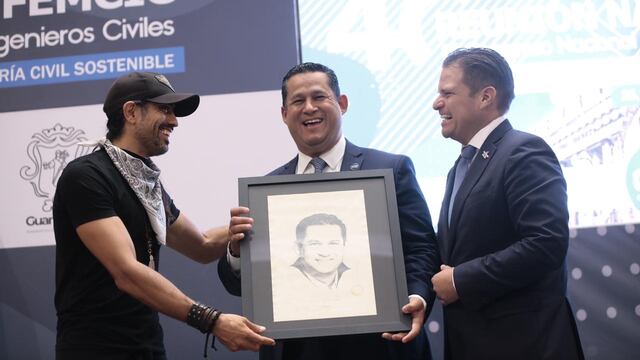 Diego Sinhue Rodríguez al centro