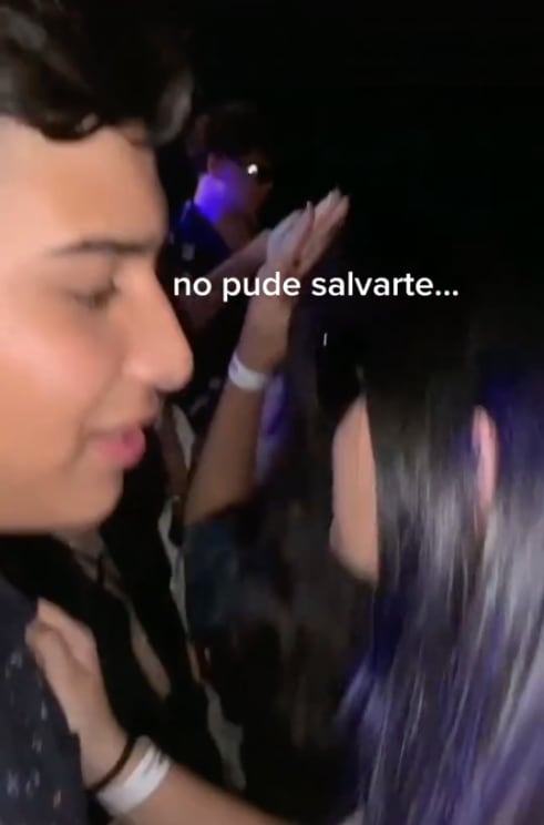 Se besa con otro y es infiel