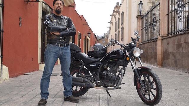 Carlos Torres posando a lado de su 'Poderosa' RC 150 de Italika.