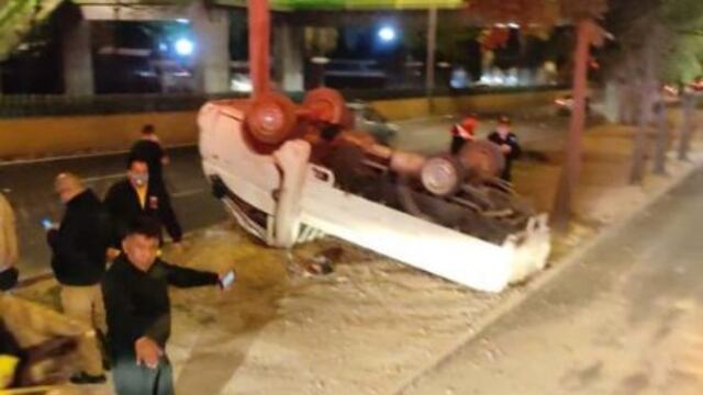 Camioneta volcada en CDMX