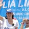 Lía Limón recibe cinturón de campeona de manos de deportistas de Álvaro Obregón