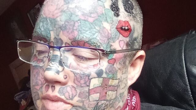 Madre se llena de tatuajes el rostro