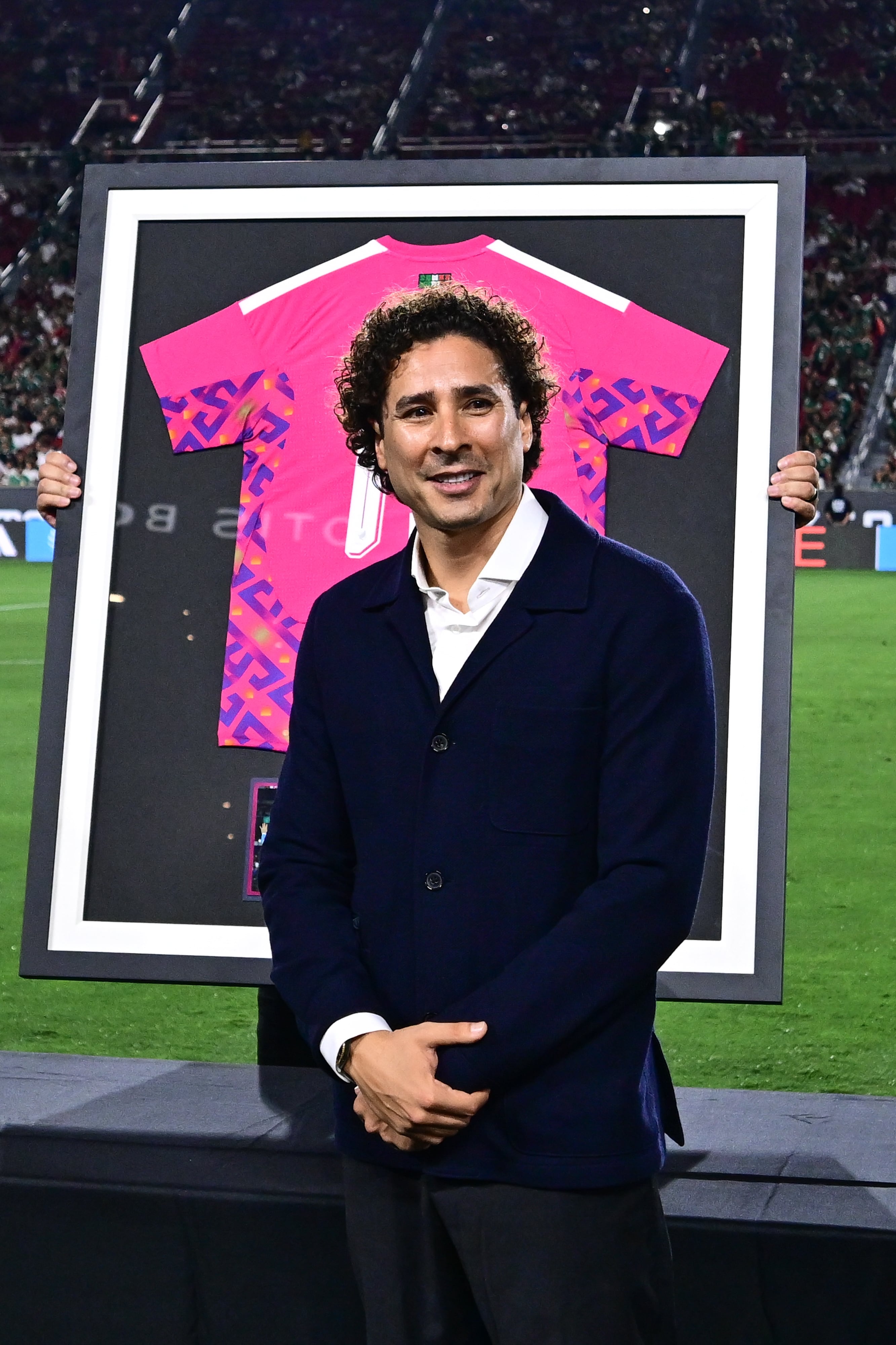 Guillermo Ochoa recibe homenaje previo al México vs Chile.