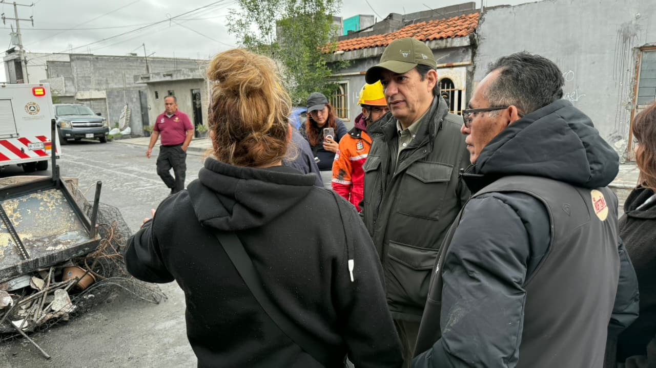 Andrés Mijes respalda a familias tras incendio en Escobedo.