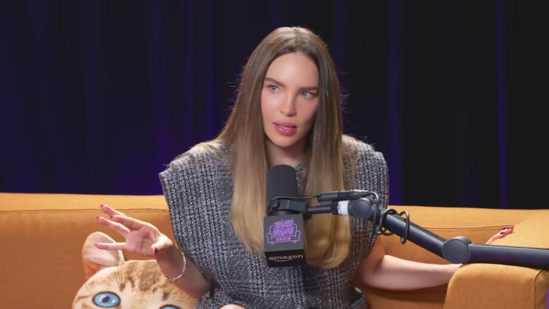 La entrevista de Belinda en inglés para YouTube por la que se comparó con una Alexa
