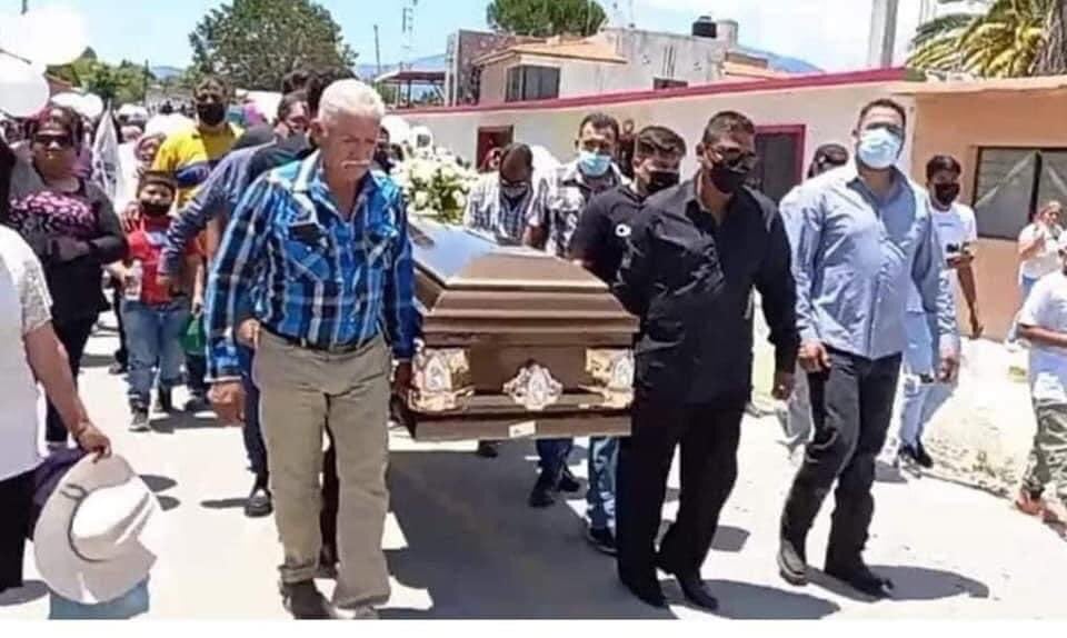 Papá de Yolanda carga féretro de Debanhi Escobar/captura de video