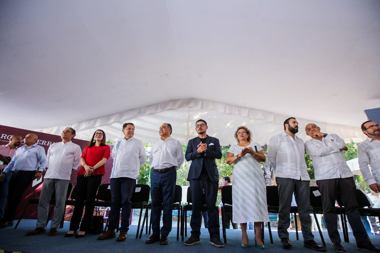 A la inauguración de la obra asistieron diversas personalidades tanto del ámbito estatal como federal.