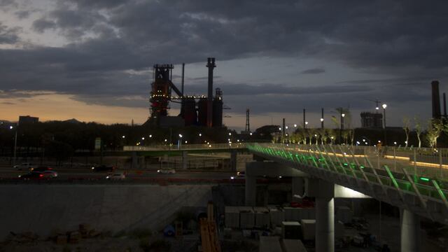 Vista panorámica del Museo Horno 3, desde el nuevo Puente Verde que conecta el parque Fundidora con el parque España