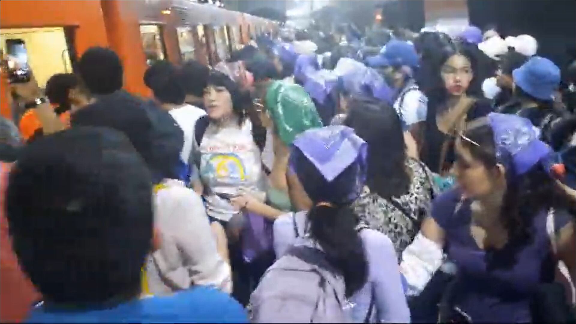 Protestas por el Día Internacional de la Mujer en Línea 3 Metro CDMX