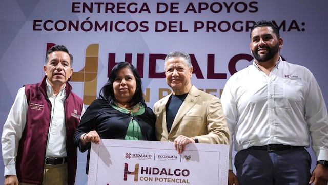 Julio Menchaca entregó apoyos económicos a dueños de negocios afectados por las lluvias.