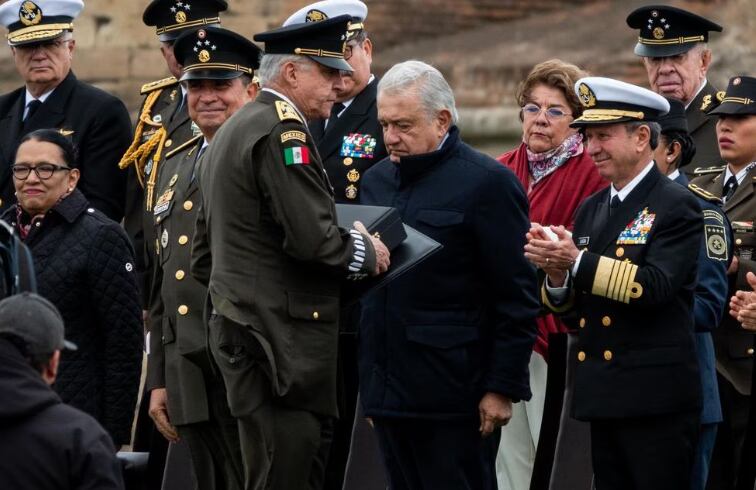 Salvador Cienfuegos recibe condecoración de AMLO