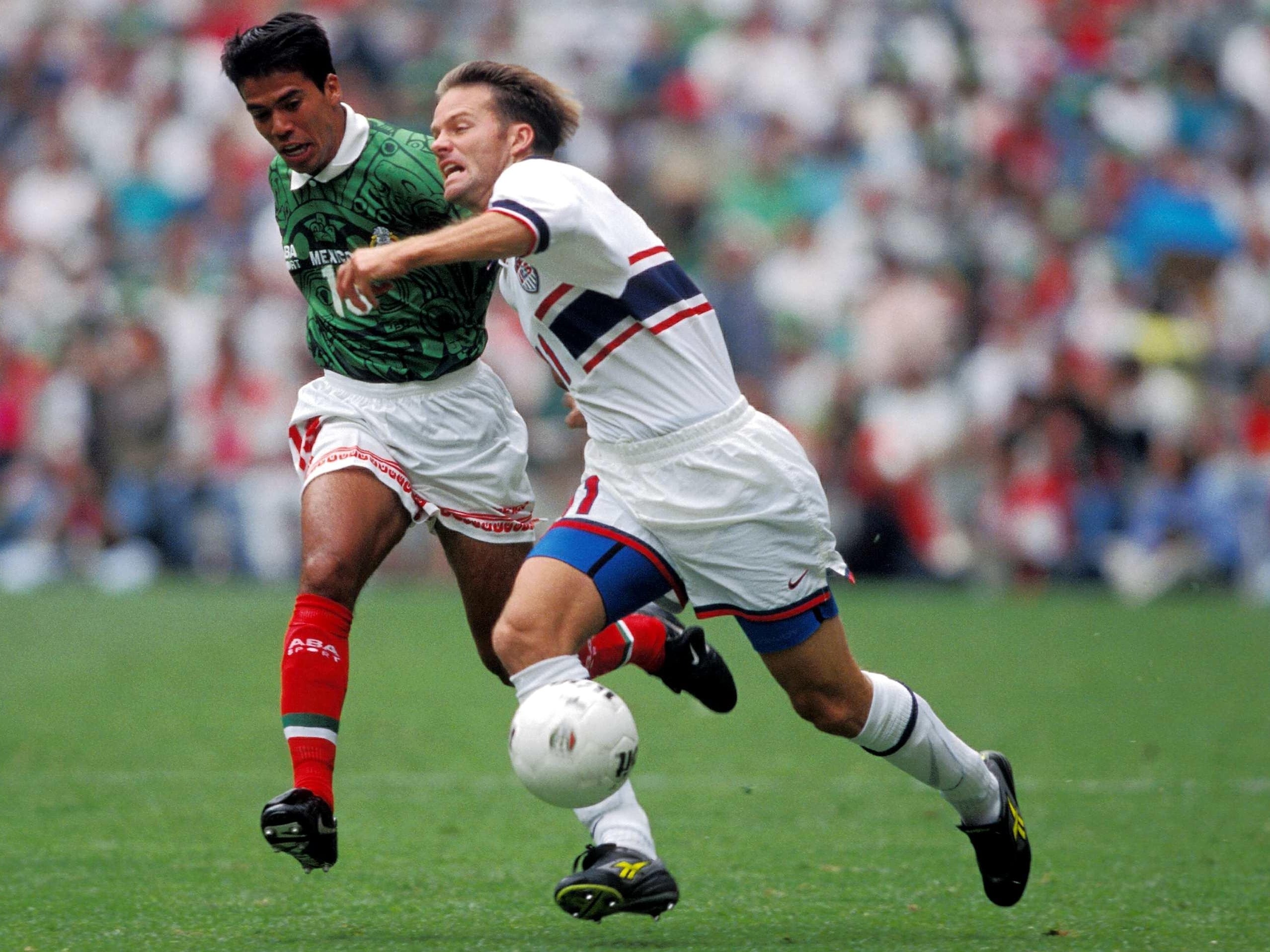 Eric Wynalda en un juego contra la Selección Mexicana