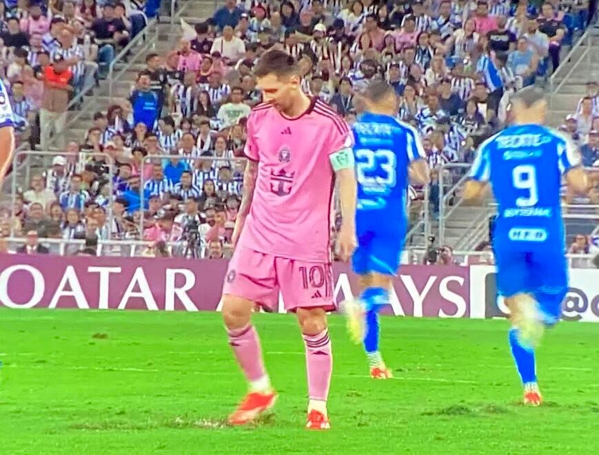 Messi veía con incredulidad el sacrilegio de cancha donde sus pies se posaban.
