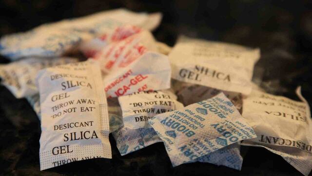 Paquetitos que contienen silica en gel