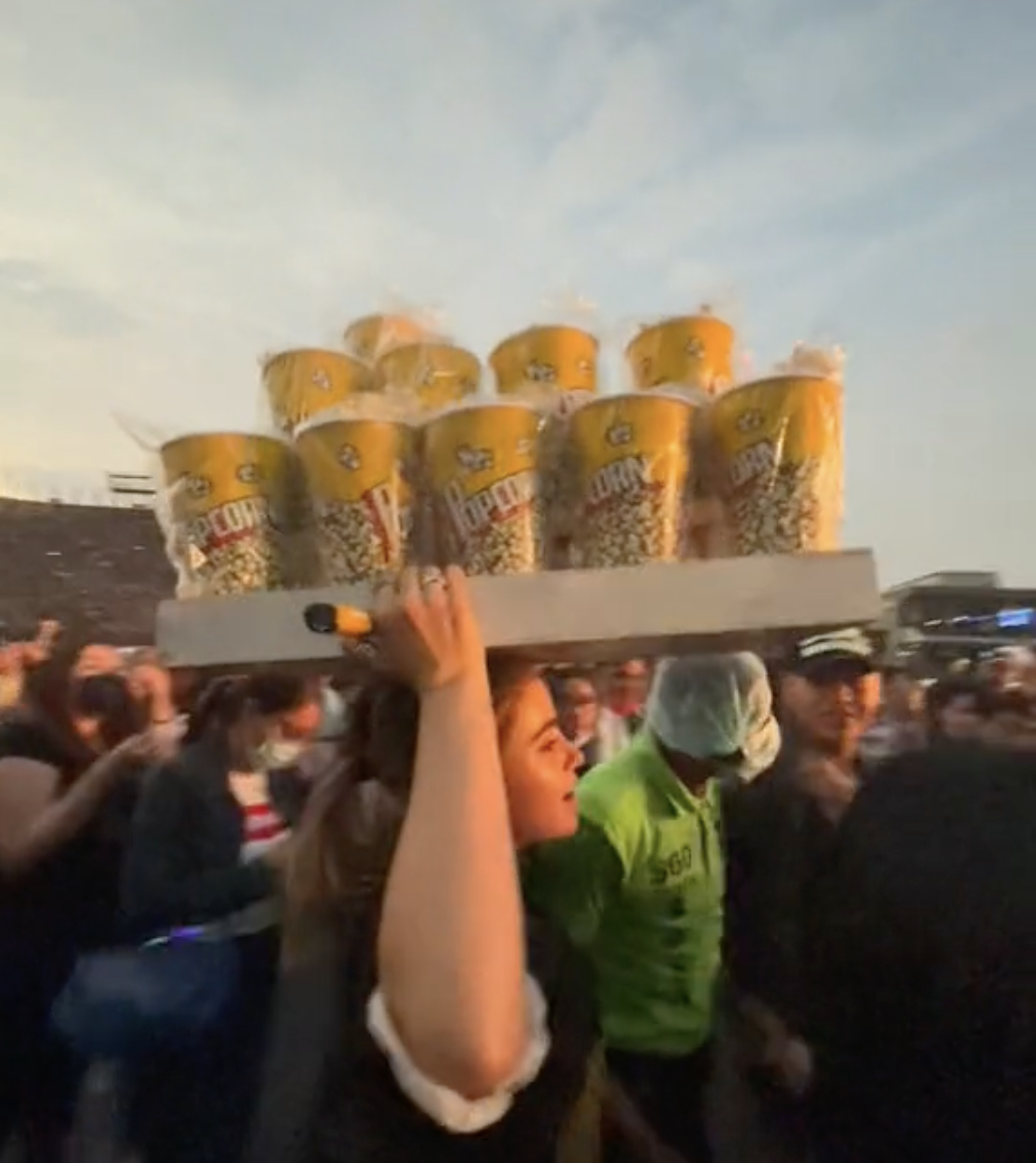 Fan vende palomitas en concierto
