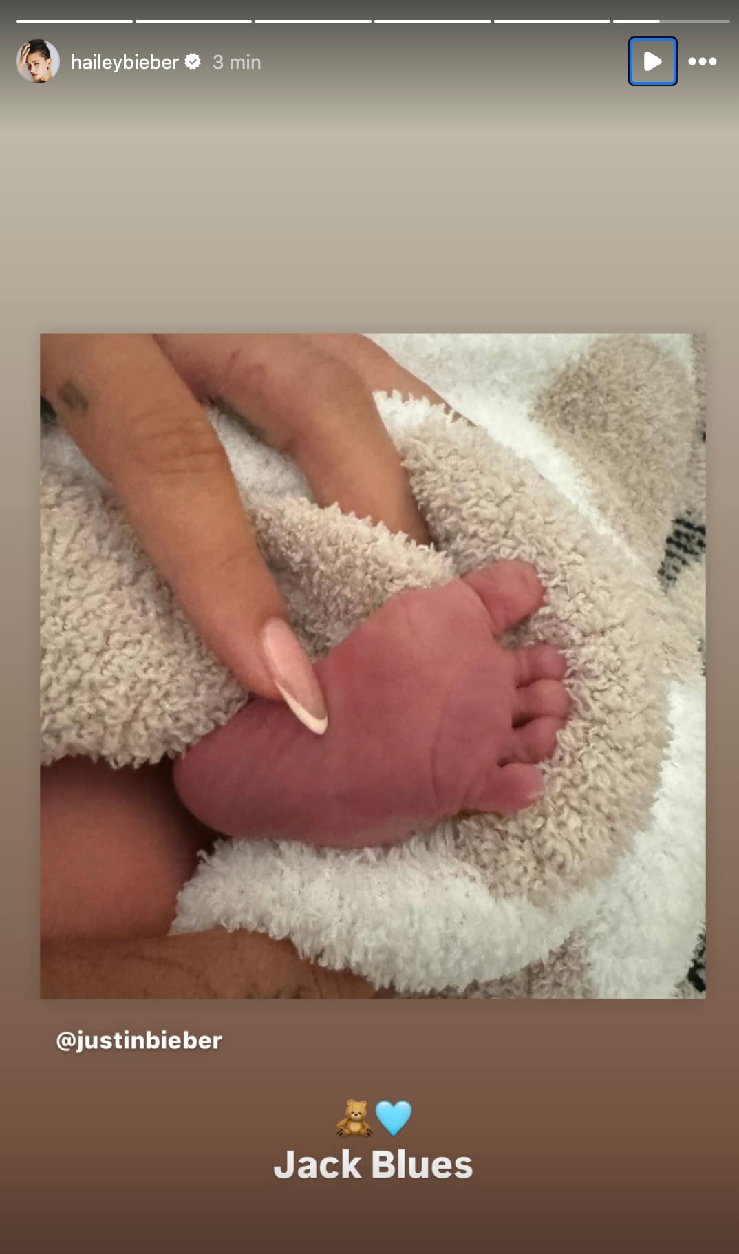 Hailey Baldwin comparte la primera foto pública de su bebé