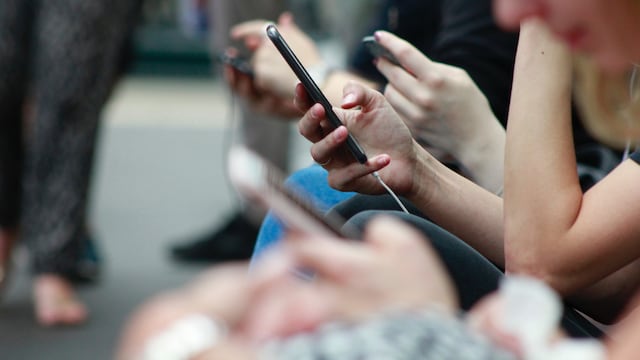Adolescentes con celulares