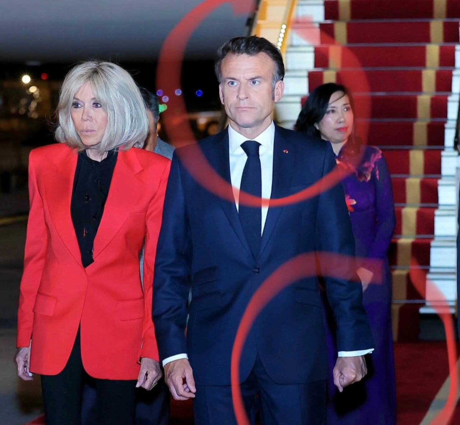 Reacción de Emmanuel Macron tras ser captado siendo cacheteado por su esposa