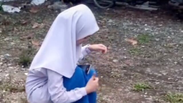 Padre quema su colección de K-Pop