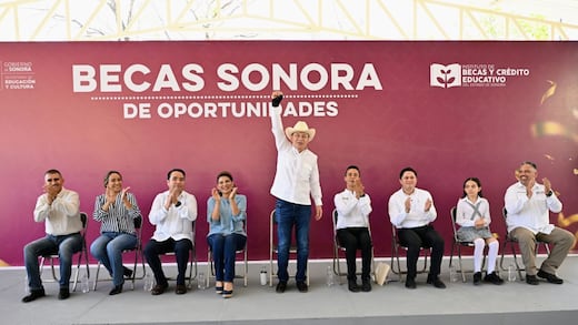 Alfonso Durazo reduce 13% la deserción escolar en Sonora con becas
