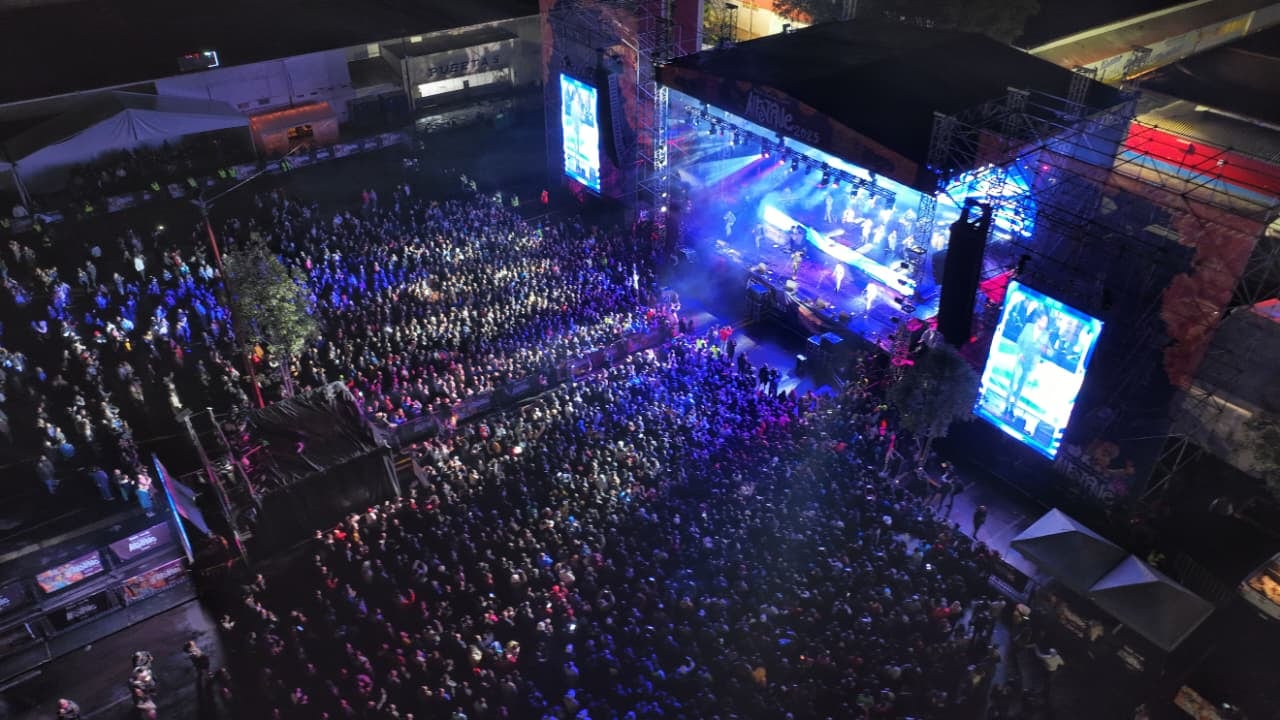 La Vecindad Santanera se presentó ante 18 mil asistentes en la Feria y Festival Cultural Alfeñique 2025