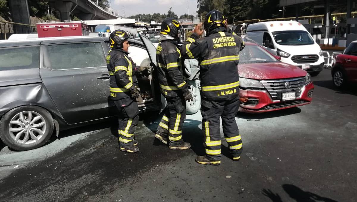 Bomberos atienden accidente de tráiler en autopista México-Toluca