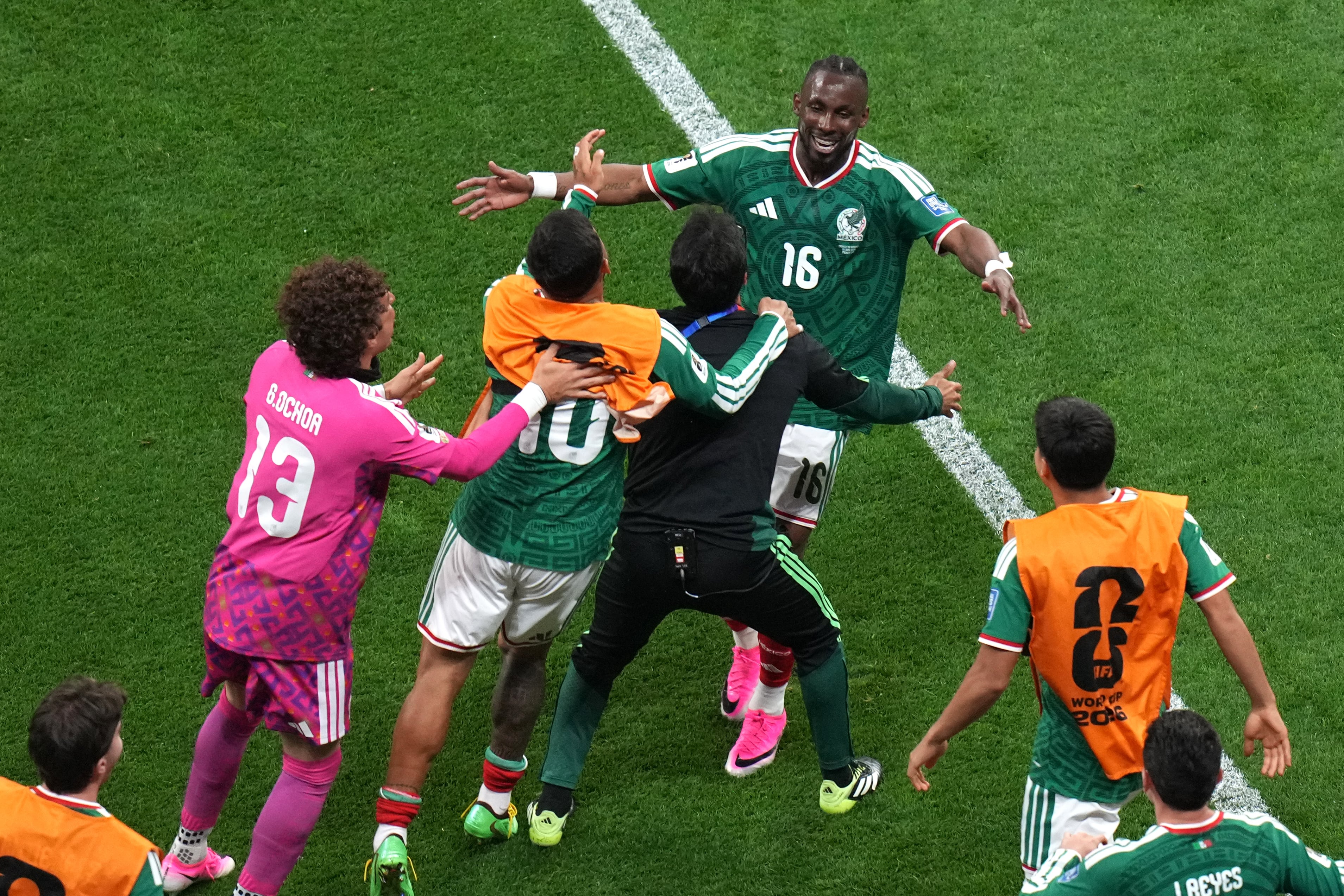 Julián Quiñones firma su tercer gol mundialista en el duelo ante Ecuador.