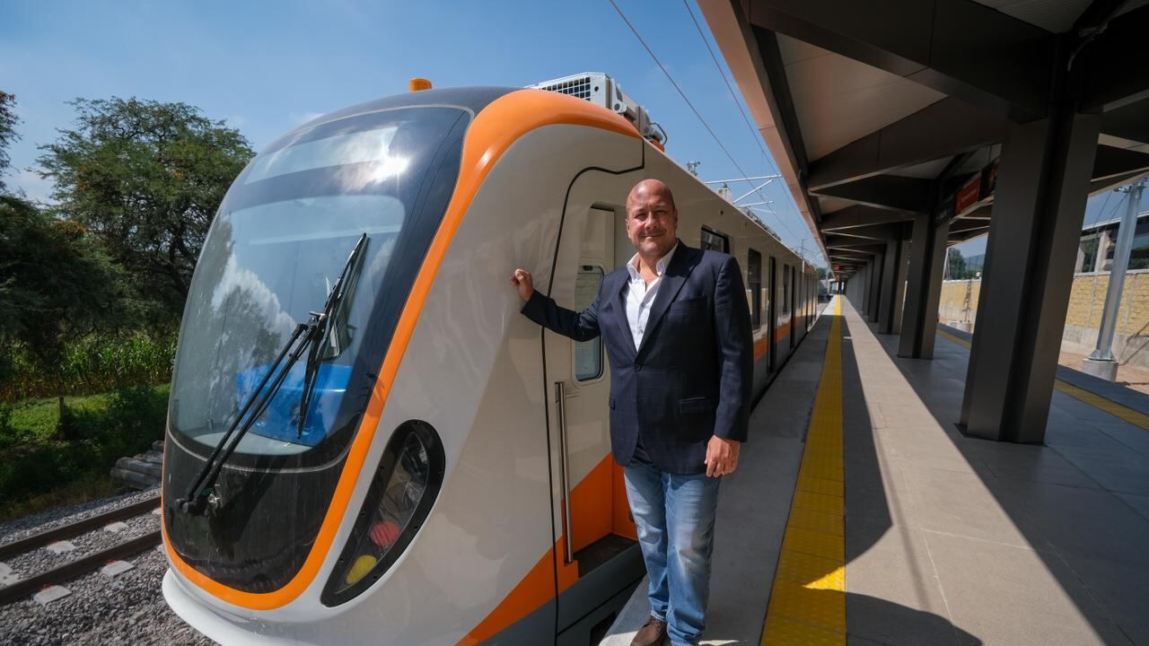 Enrique Alfaro realiza primera prueba de rodamiento en Línea 4 en Tlajomulco