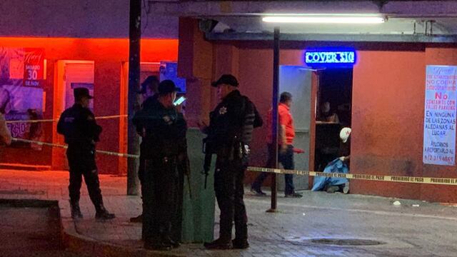Policías estatales acordonaron la zona tras el atentado que dejó dos heridos y un muerto a las puertas de un table dance.