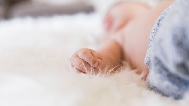 Arroja a bebé al suelo para callarlo