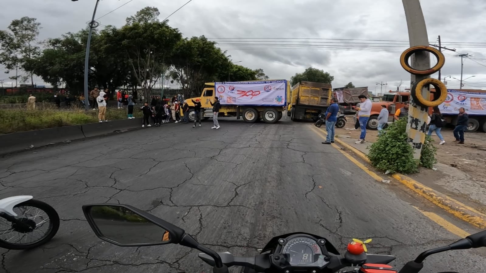 Bloqueo en Avenida Central y Río de los Remedios, en Ecatapec