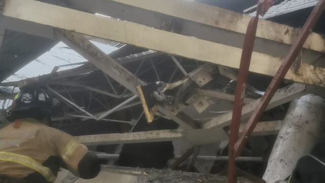 Se cae techo de un Soriana por granizo en la CDMX