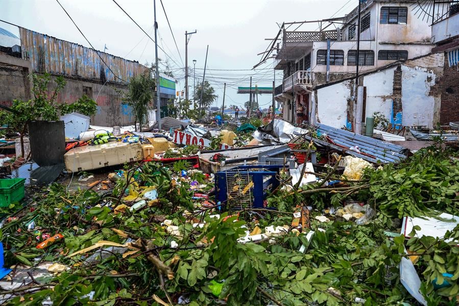 Daños provocados en calles de Acapulco por el huracán Otis