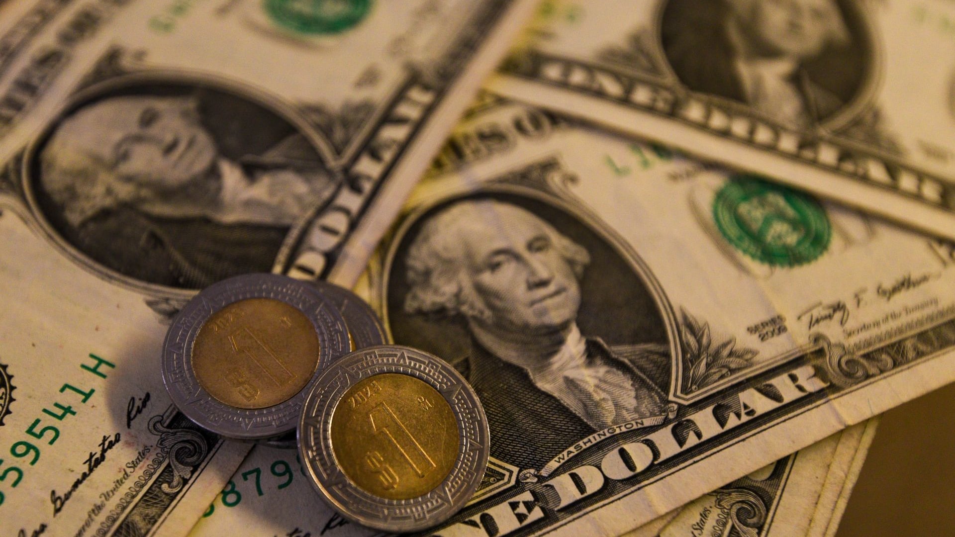 Peso mexicano rebasa las 20 unidades por dólar en medio de la fiesta por nuevas inversiones