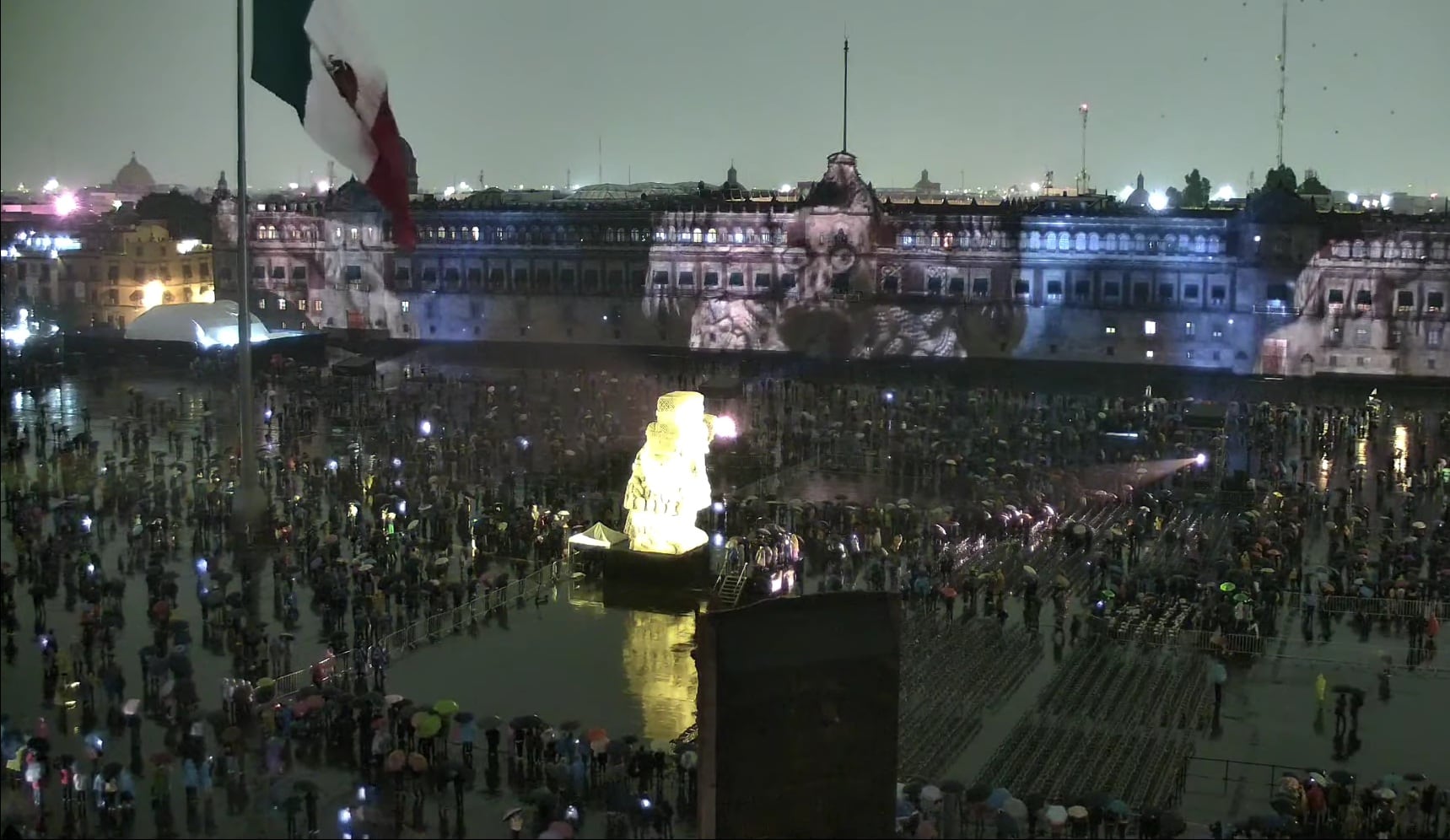 Memoria Luminosa en Zócalo CDMX: Ni la lluvia paró el espectáculo de luces por los 700 años de México-Tenochtitlán