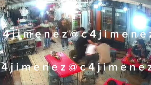 Meseras pelean brutalmente por la propina en una taquería de Coacalco