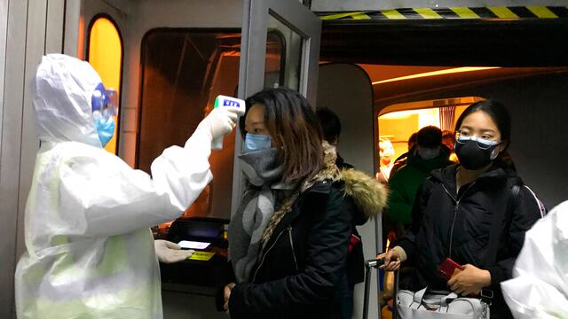 Revisión de ciudadanos en China por posible contagio de coronavirus.