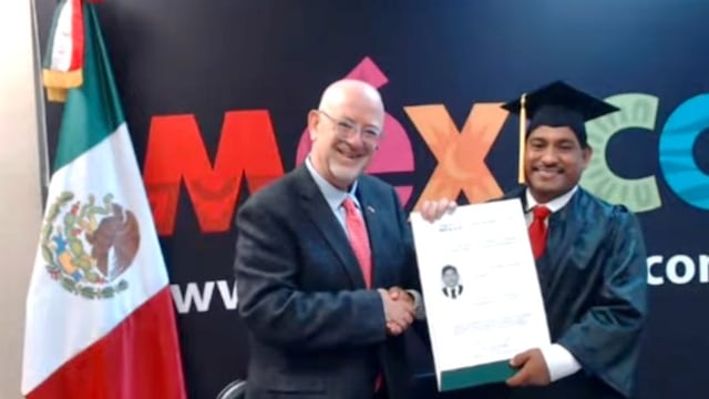 Migrante mexicano se gradúa en la UNAM sin salir de Estados Unidos