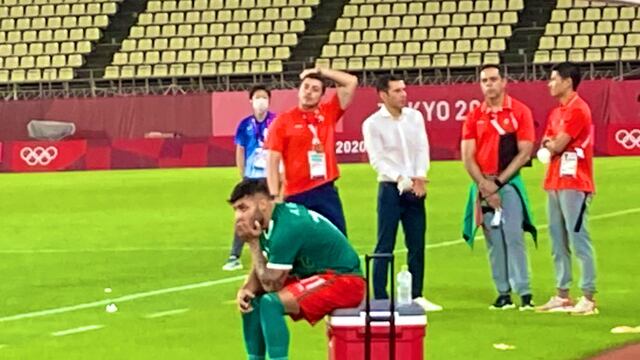Alexis Vega observa la derrota de México